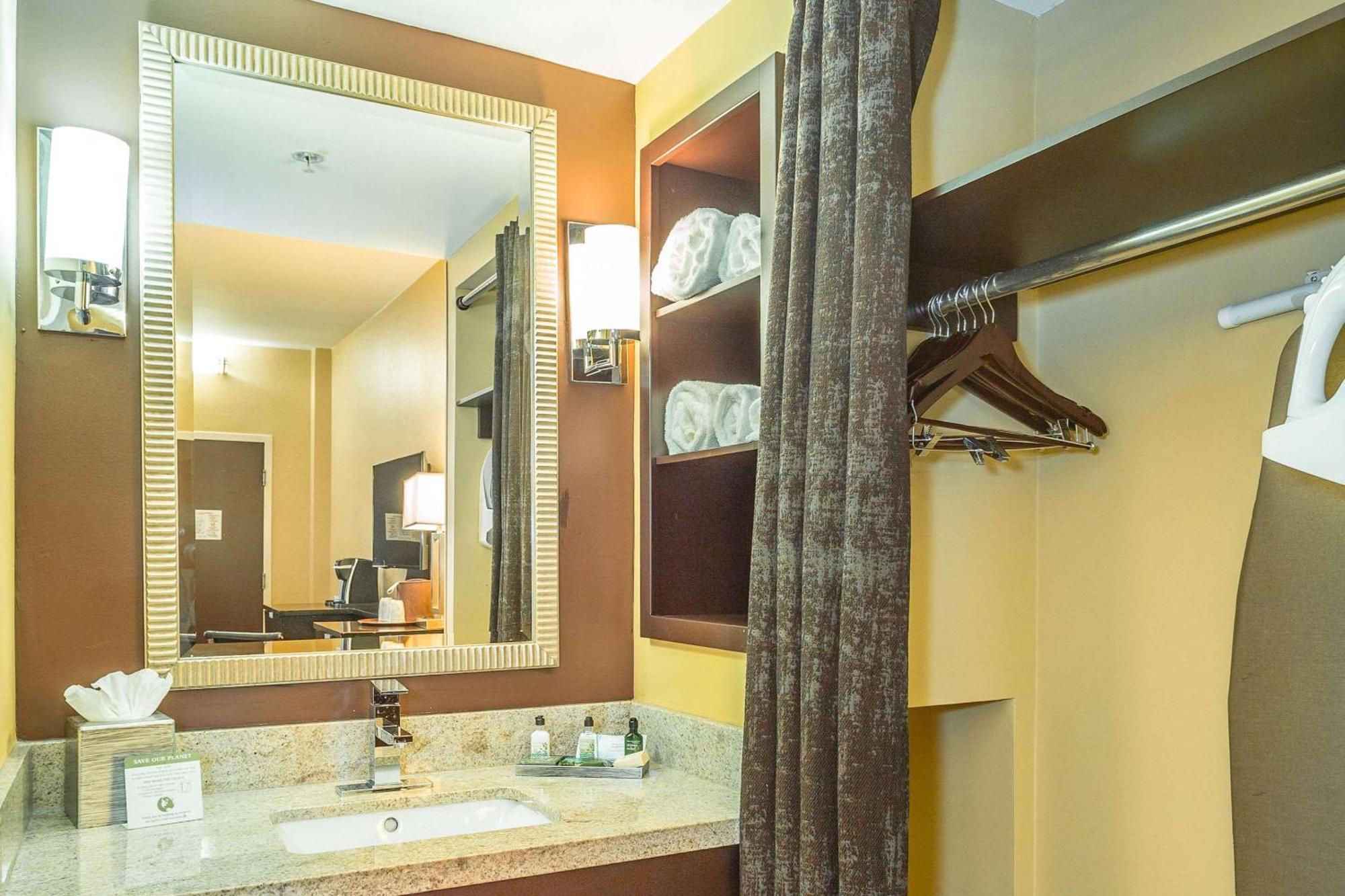Inn At The Peachtrees, Ascend Hotel Collection Атланта Екстериор снимка