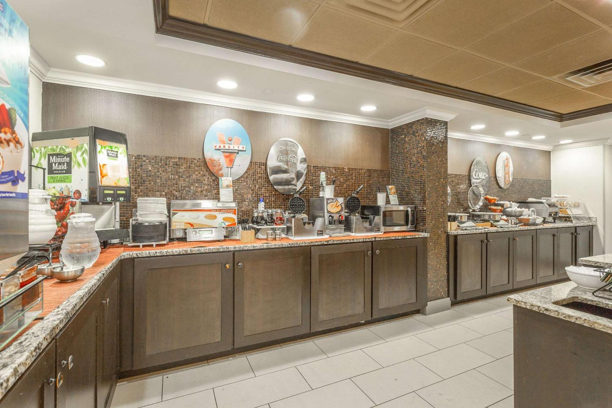 Inn At The Peachtrees, Ascend Hotel Collection Атланта Екстериор снимка