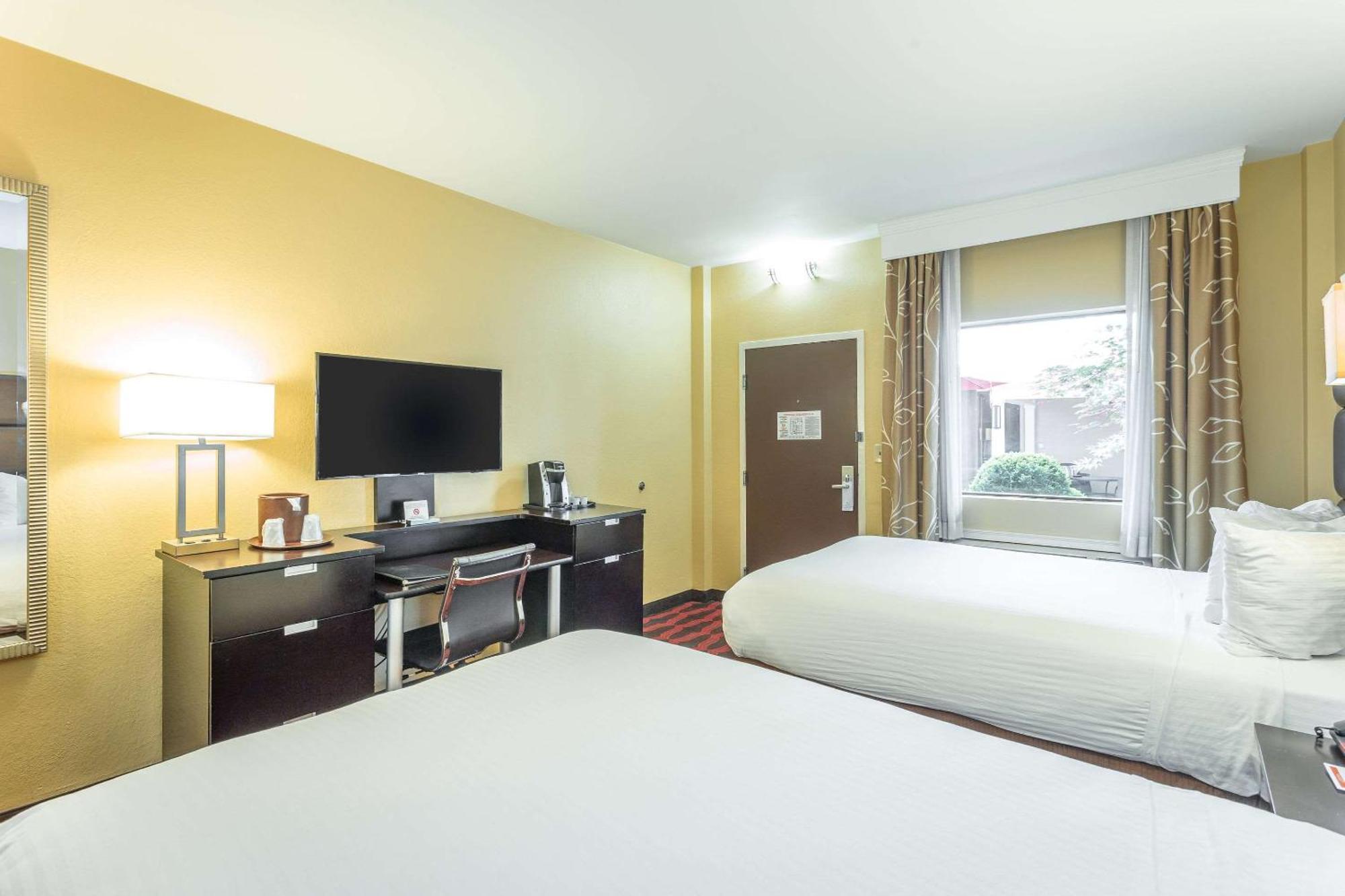 Inn At The Peachtrees, Ascend Hotel Collection Атланта Екстериор снимка